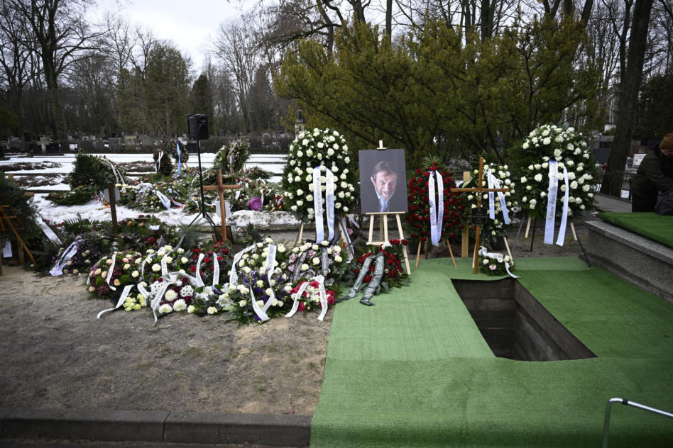 Wieńce na pogrzebie Edwarda Linde-Lubaszenki. Żałobnicy pożegnali artystę pięknymi kwiatami