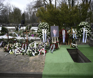 Wieńce na pogrzebie Edwarda Linde-Lubaszenki. Żałobnicy pożegnali artystę pięknymi kwiatami