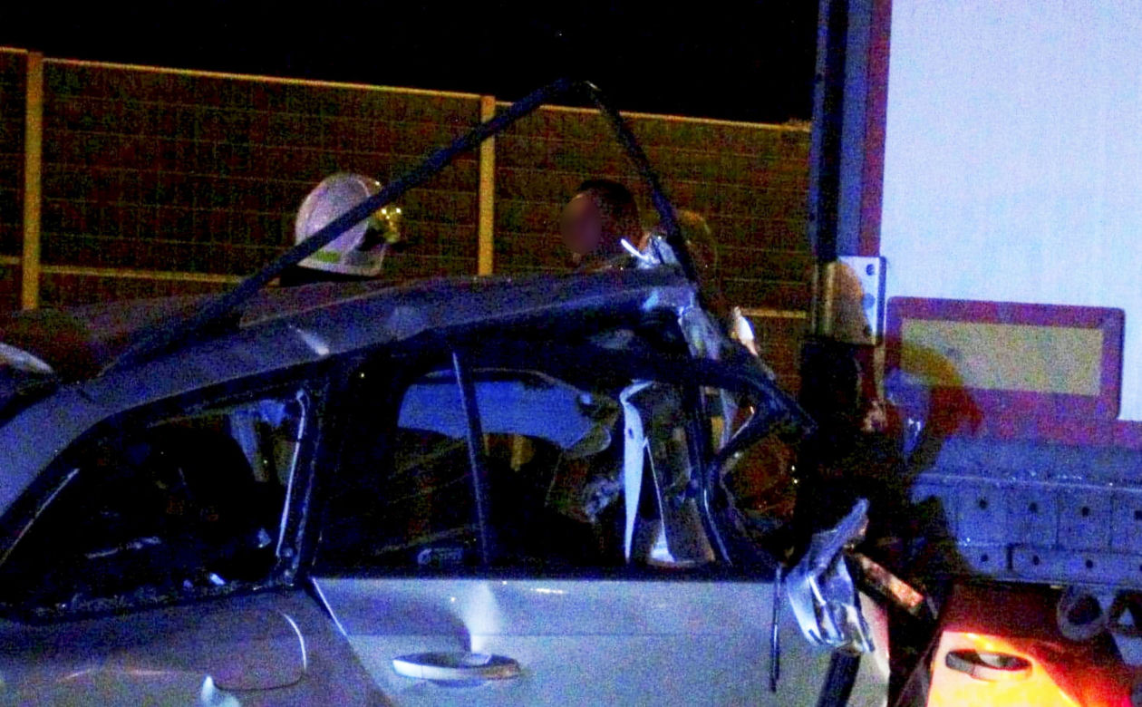 Wypadek na A2 pod Grodziskiem Mazowieckim. Skoda z rodziną z dziećmi wbiła się w tira