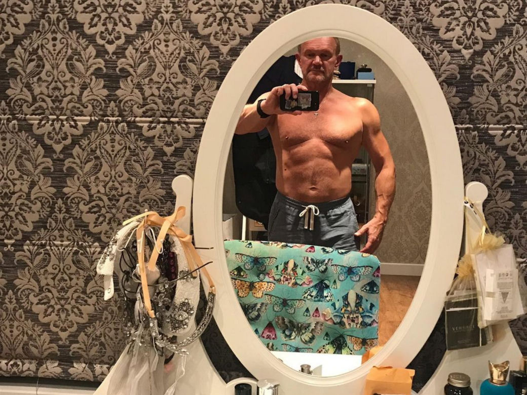 Cezary Pazura w toaletce żony