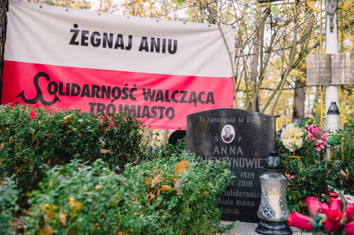 Transparent nad grobem Anny Walentynowicz