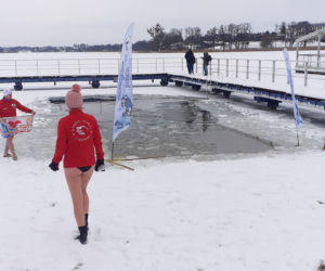 Zobacz kąpiel Wesołych Morsów Z Jezioraka w ramach WOŚP w Iławie