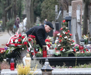 Prezes zawiózł choinkę na grób mamy