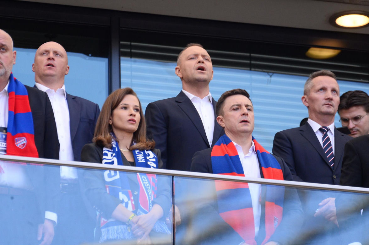 Karol Nawrocki wśród kibiców. Tak wyglądał na meczu