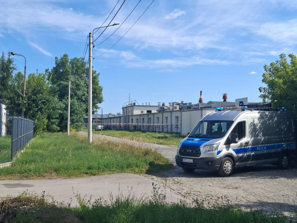 Pożar w fabryce dronów wojskowych w Skarżysku-Kamiennej. Policja bada przyczyny, ulica zablokowana
