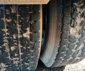 94-tonowy transport. Bez zezwolenia, na zdartych oponach i z szeregiem innych naruszeń