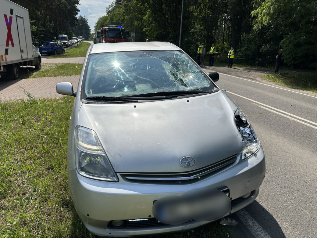Potworny pod Legionowem. 69-latek gruchnął w nastolatka przebiegającego przez jezdnię. Dziecko trafiło do szpitala