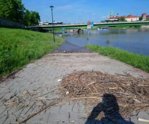 Kraków: Syf, smród i tony śmieci. Tak wyglądają bulwary wiślane po powodzi