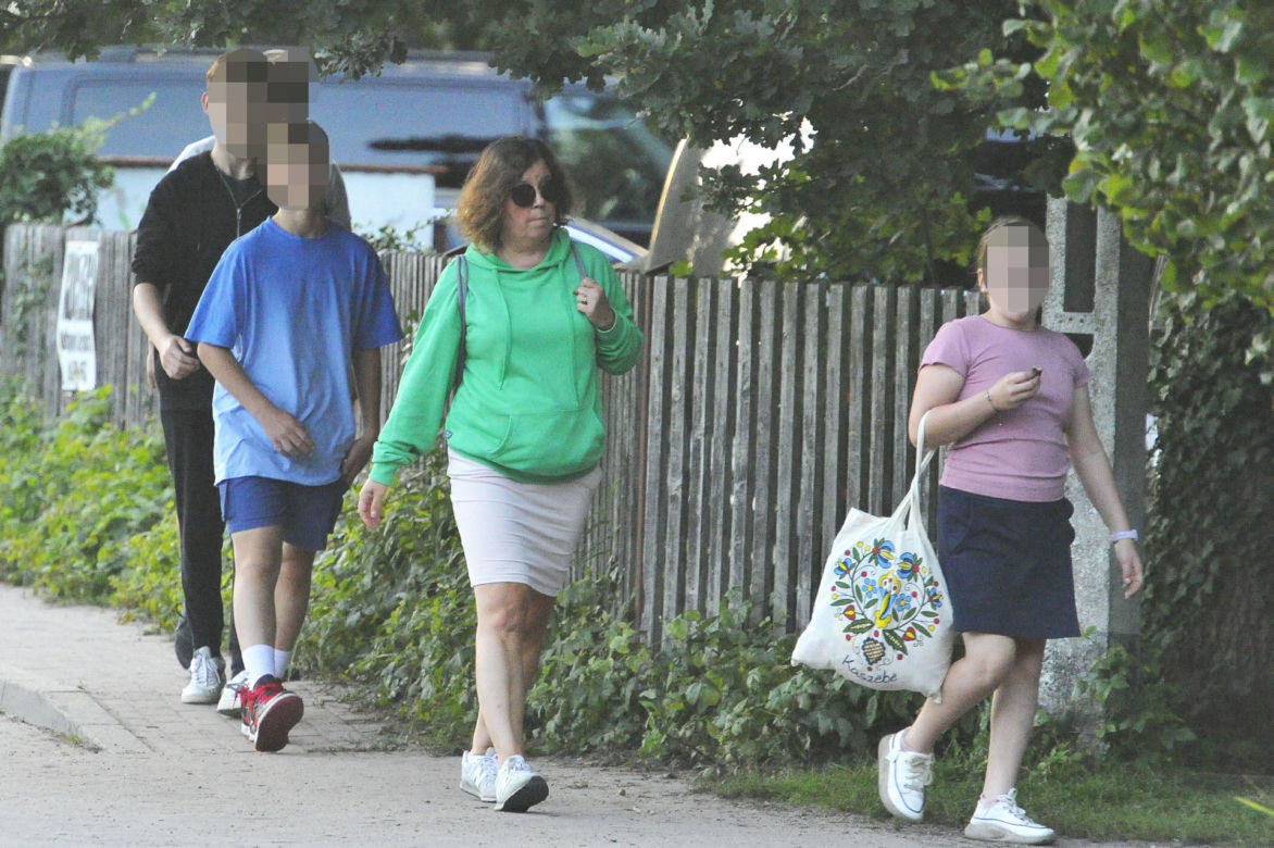 Rodzina Morawieckich przyłapana na skromnych wakacjach. Żona premiera wskoczyła w kostium kąpielowy