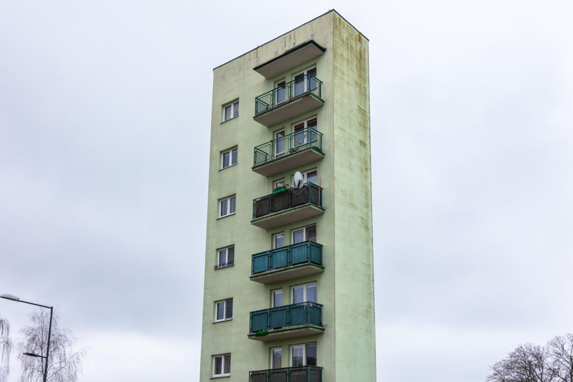 Najwęższy blok w Warszawie - zdjęcia. Zobacz budynek z Odkrytej 55C