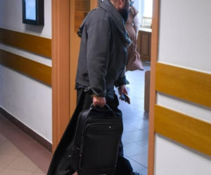 Krzysztof Rutkowski w futrze w sądzie