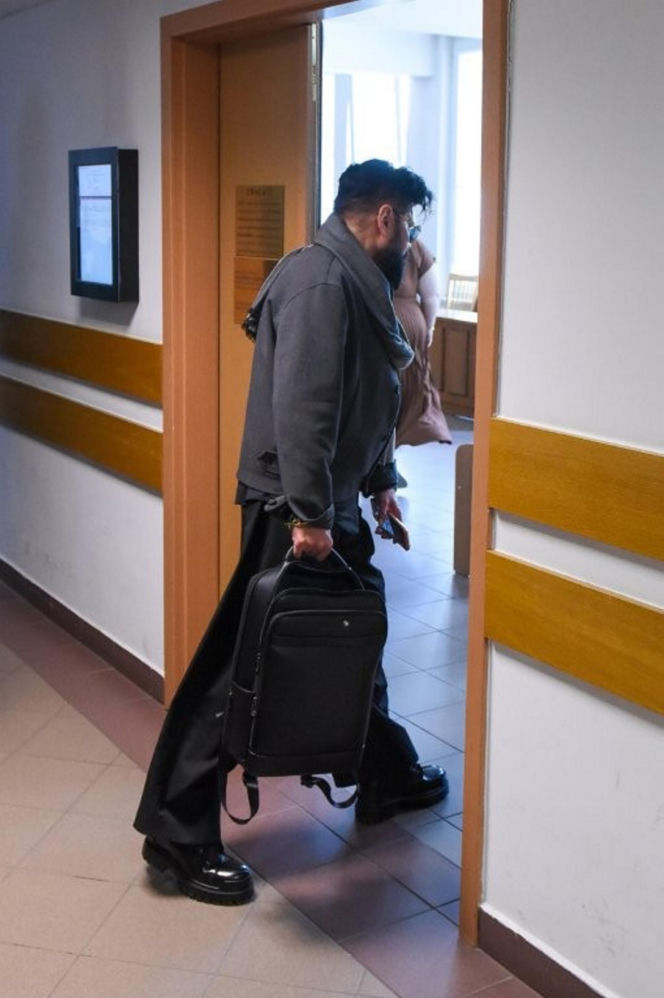 Krzysztof Rutkowski w futrze w sądzie