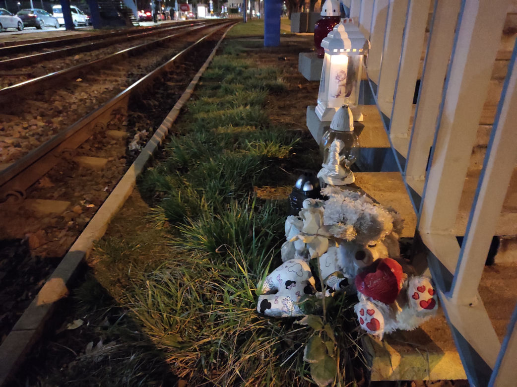Czterolatek zginął ciągnięty przez tramwaj po torowisku. W miejscu tragedii wciąż płoną znicze 