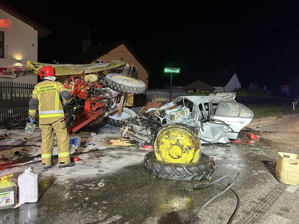 Ciągnik zmiażdżył bmw. Z auta zostały strzępy. Wstrząsające nagranie