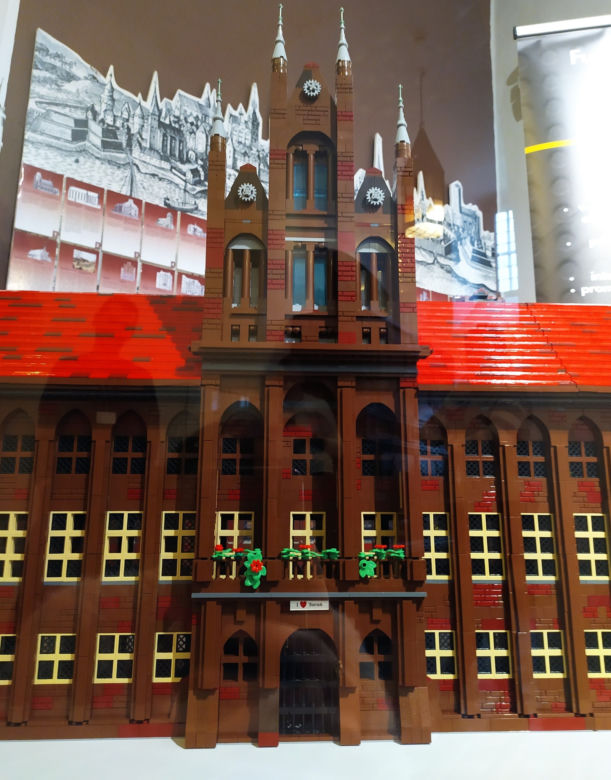 Ratusz Staromiejski z klocków lego. Muzeum Okręgowe w Toruniu prezentuje piękny eksponat