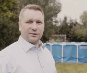 W takich warunkach mieszka Czarnek. Tak dom wygląda w środku