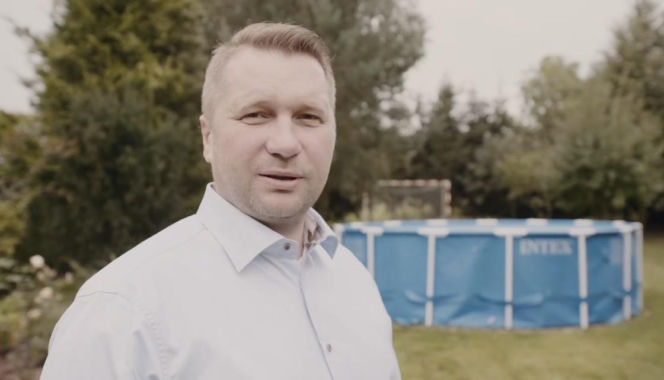 W takich warunkach mieszka Czarnek. Tak dom wygląda w środku