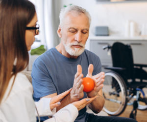Jak odzyskać sprawność po udarze? Skuteczne metody ćwiczeń i sposoby na szybką rehabilitację poza NFZ