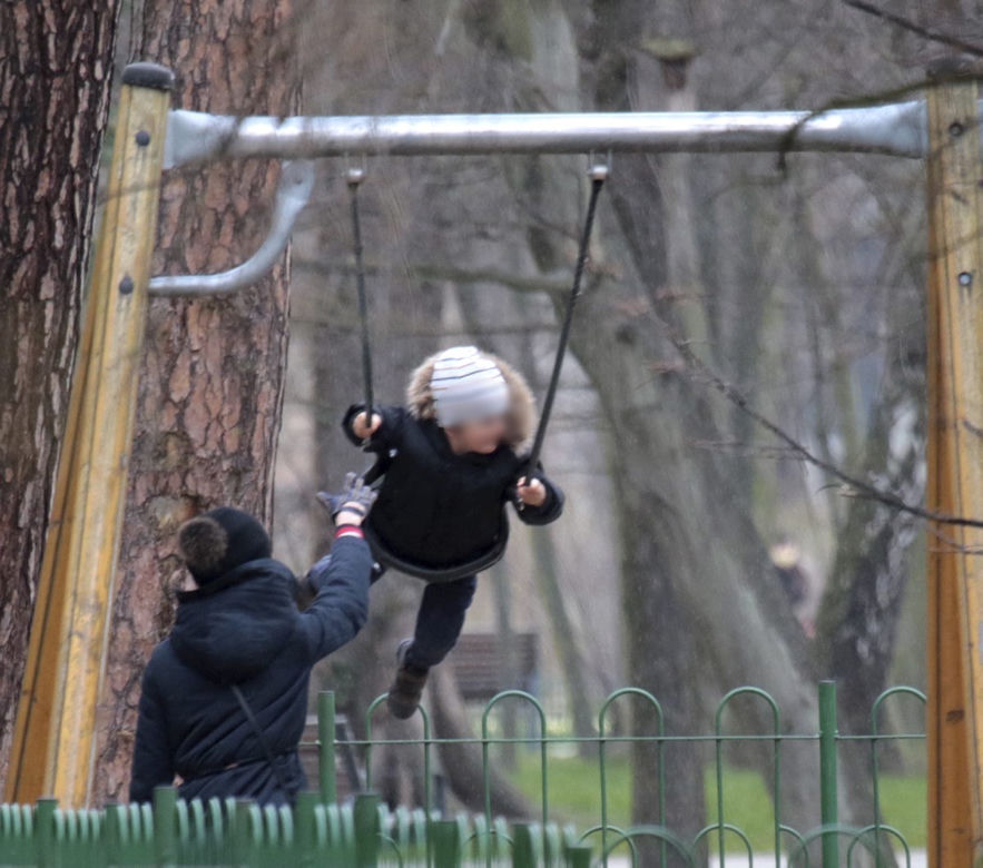 Marta Kaczyńska z synkiem na placu zabaw