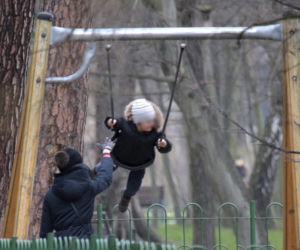 Marta Kaczyńska z synkiem na placu zabaw