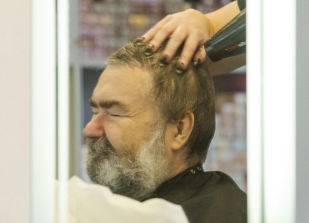 Karol Karski w salonie urody