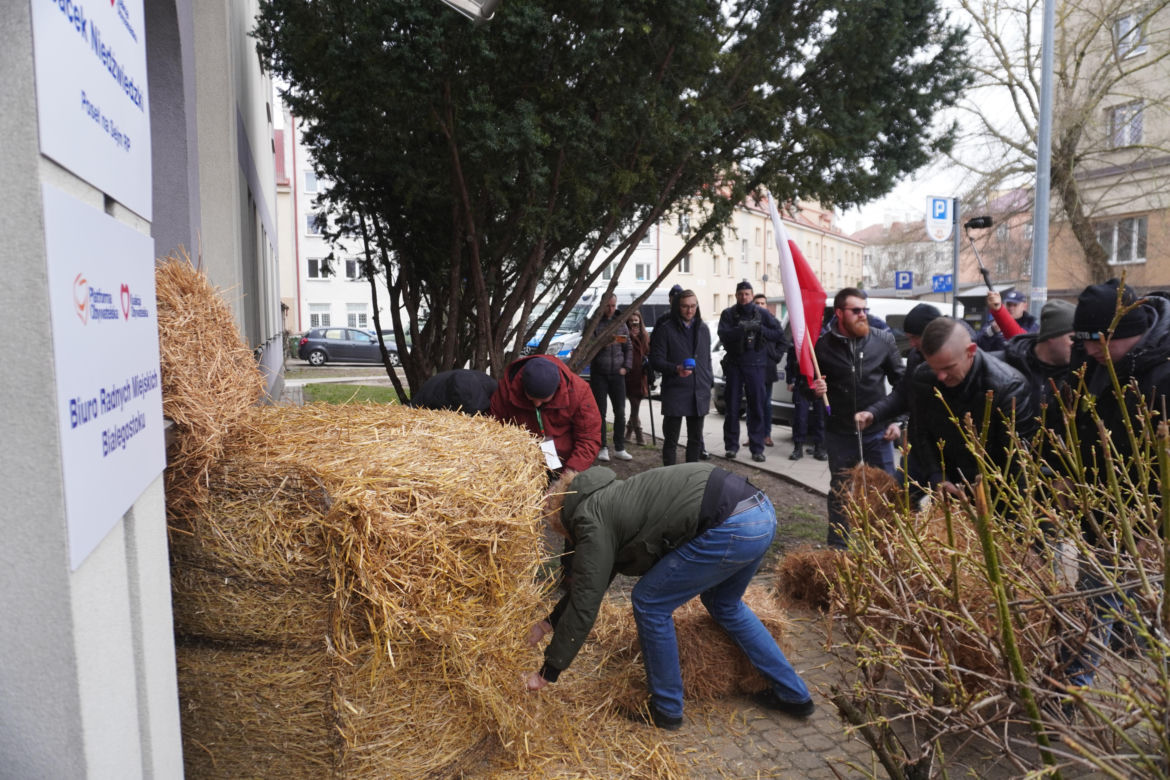Protest rolników w Białymstoku. Rolnicy rozsypali bele słomy przed biurami PO i PiS