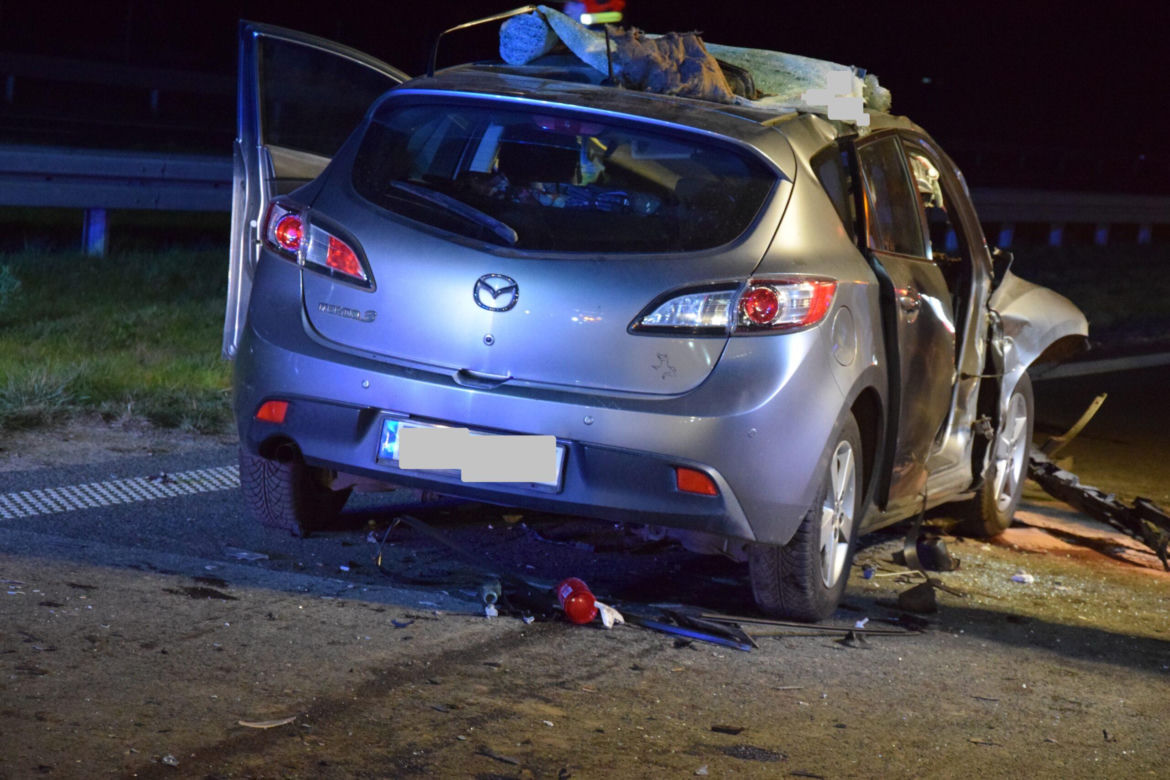 Samochód osobowy wbił się pod ciężarówkę. Groźny wypadek niedaleko Śmigla