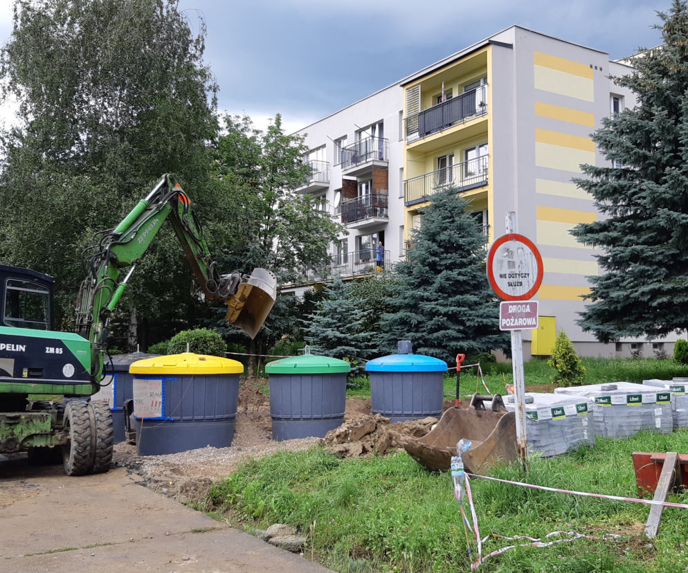 Pojemniki na śmieci zbyt bliko balkonów