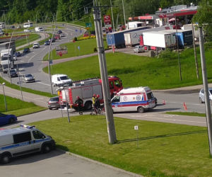Nowy Sącz: 64-letnia rowerzystka uderzyła w osobowego citroena. Kobieta trafiła do szpitala