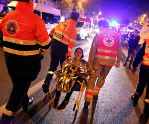 Ewakuacja ludzi z klubu Bataclan