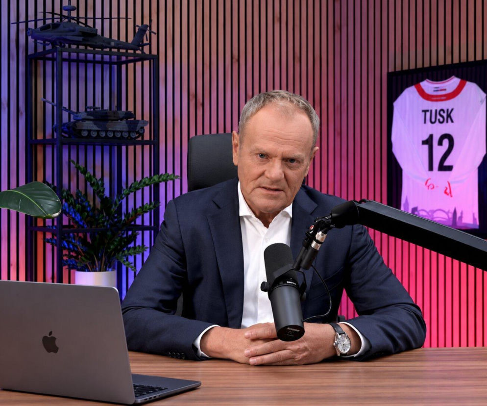 Premier Donald Tusk przed mikrofonem apeluje do prezydenta o podpisy. O cenach paliw przeczytasz na SE Polityka.
