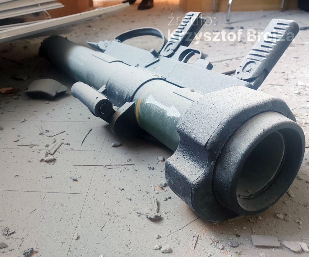 Granatnik RGW-90 leżący na zakurzonej podłodze wśród gruzu. O zarzutach dla byłego szefa policji pisze SE Portal Obronny.