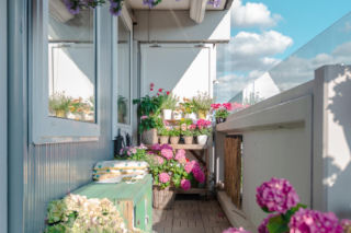 Twój balkon przypomina tramwaj? Zamiast robić z niego graciarnię, stwórz tam przytulne miejsce na lato. Inspiracje