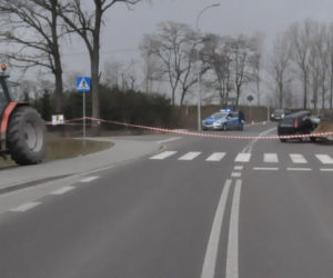Przerażający wypadek w Bystrzycy. Stalowy hol przeciął auto na pół