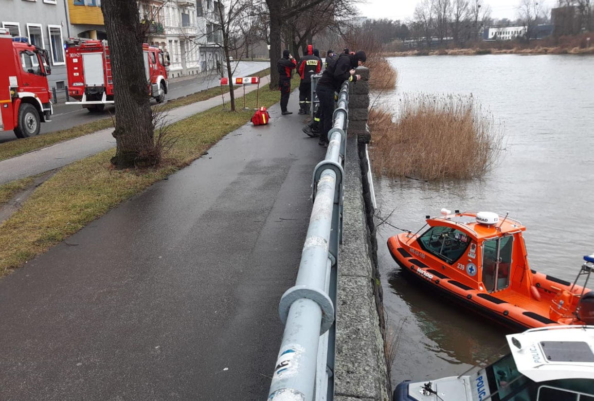 Zwłoki kobiety w średnim wieku wyłowione z Odry w centrum Wrocławia