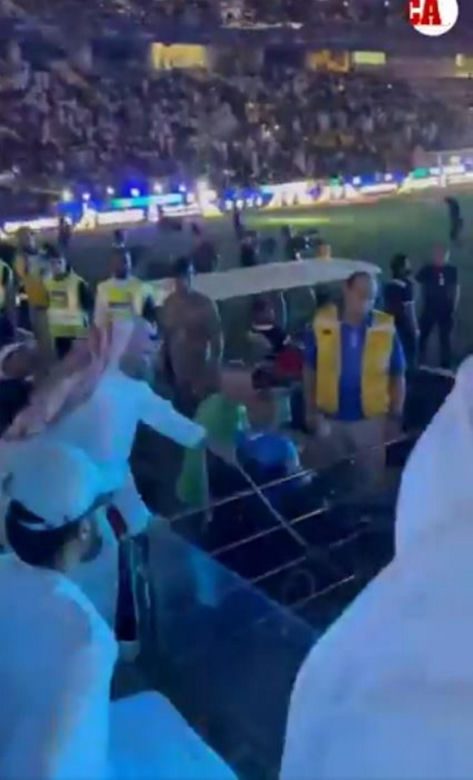 Piłkarz zaatakowany biczem przez kibica. Dantejskie sceny na stadionie. Nagranie mrozi krew [WIDEO]