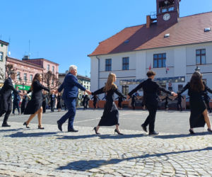 Polonez maturzystów z I LO na rynku w Ostrzeszowie