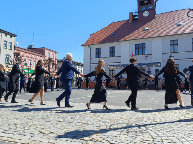 Polonez maturzystów z I LO na rynku w Ostrzeszowie