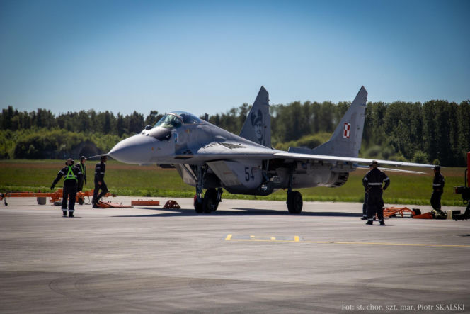 Myśliwce MiG-29 w Gdyni. Piloci rozpoczęli intensywne szkolenie na wybrzeżu