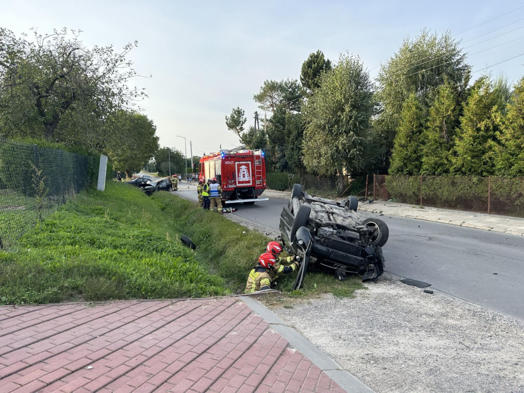 Zderzenie dwóch aut w Kraśniku. Jedno z nich dachowało