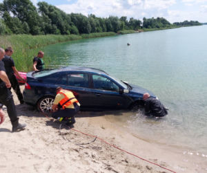 Samochód stoczył się do jeziora Ostrowskiego! Właściciel w szoku