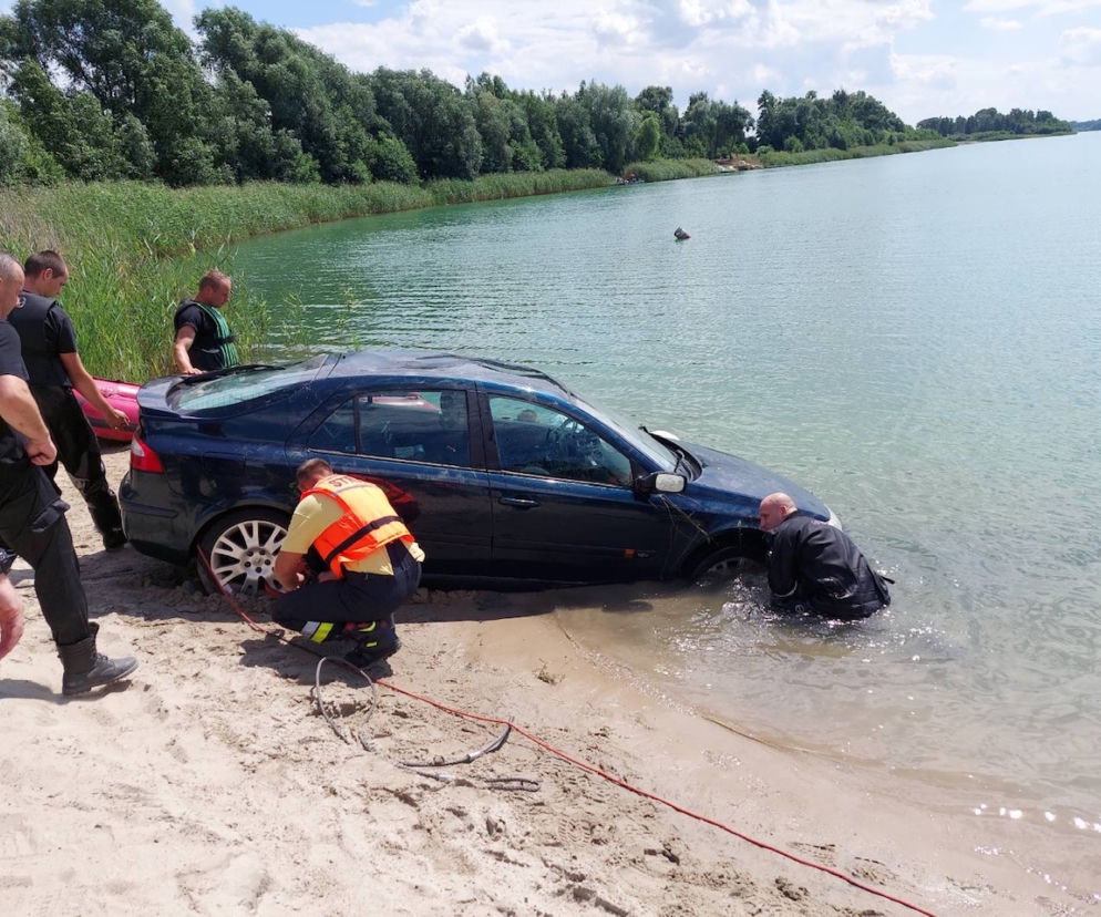 Samochód stoczył się do jeziora Ostrowskiego! Właściciel w szoku