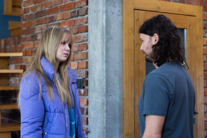 "Pierwsza miłość", odcinek 4199: Dominika podsłuchuje rozmowę Edwarda. Dowiaduje się, że mężczyzna zamierza zająć się Pawłem