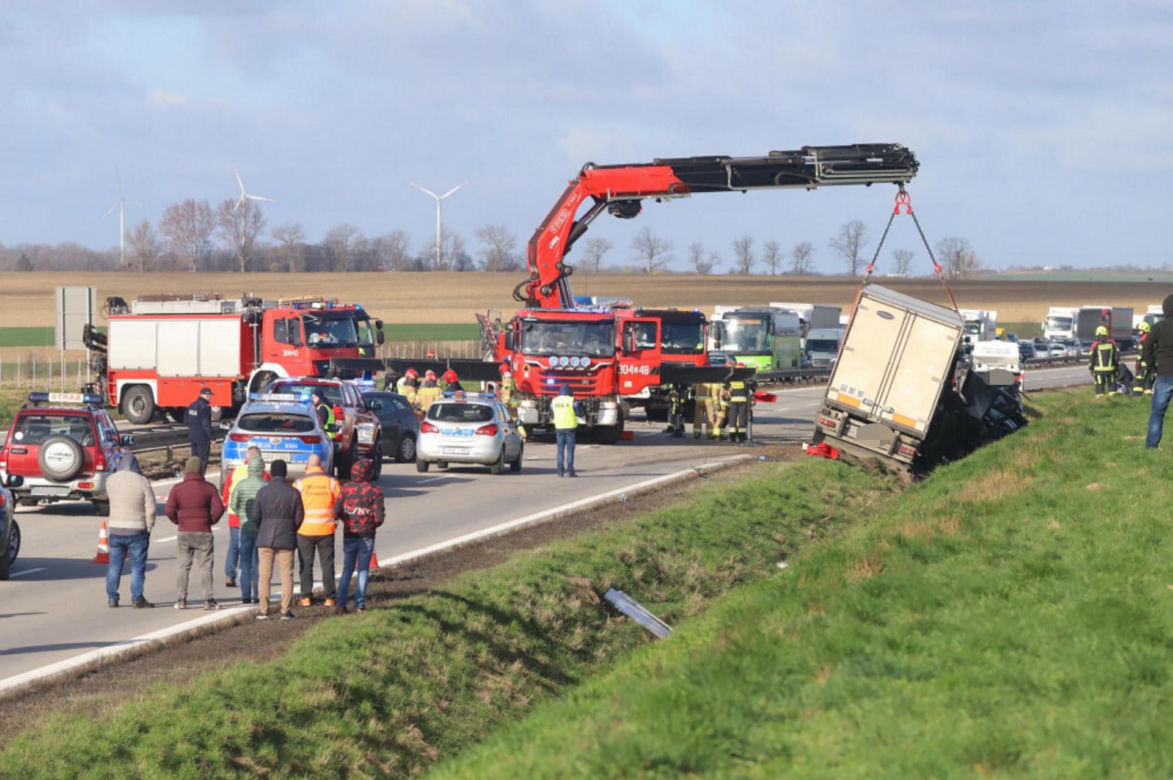 Straszny wypadek na autostradzie A4. Bus przygnieciony przez ciężarówkę, trzy osoby nie żyją 