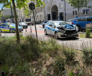 Radiowóz wjechał w elektryka. Niecodzienna kraksa w centrum Warszawy
