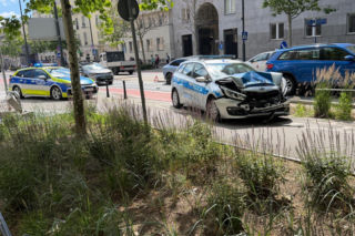 Radiowóz wjechał w elektryka. Niecodzienna kraksa w centrum Warszawy