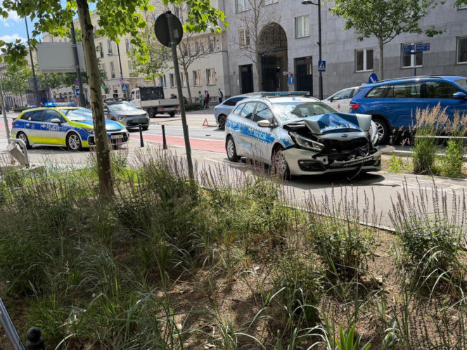 Radiowóz wjechał w elektryka. Niecodzienna kraksa w centrum Warszawy