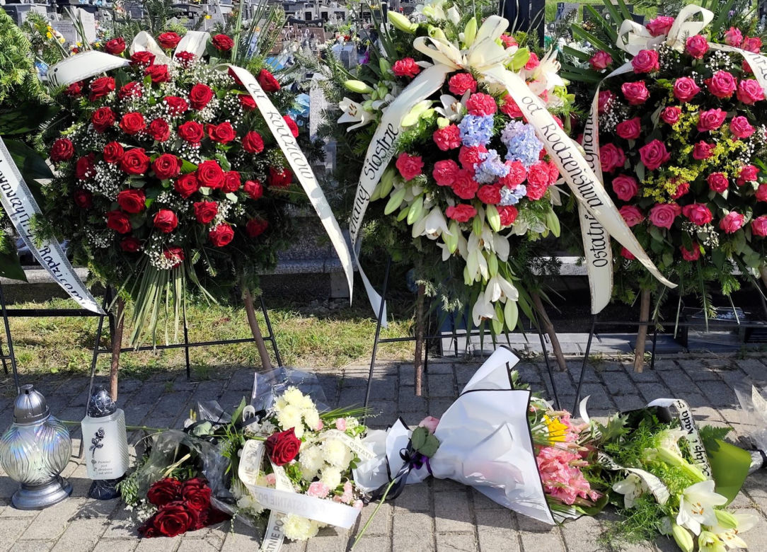 Kolorowe kwiaty i morze łez na pogrzebie Katarzyny z Raby Wyżnej. Zazdrosny mąż zabił ją 10 metrów od domu