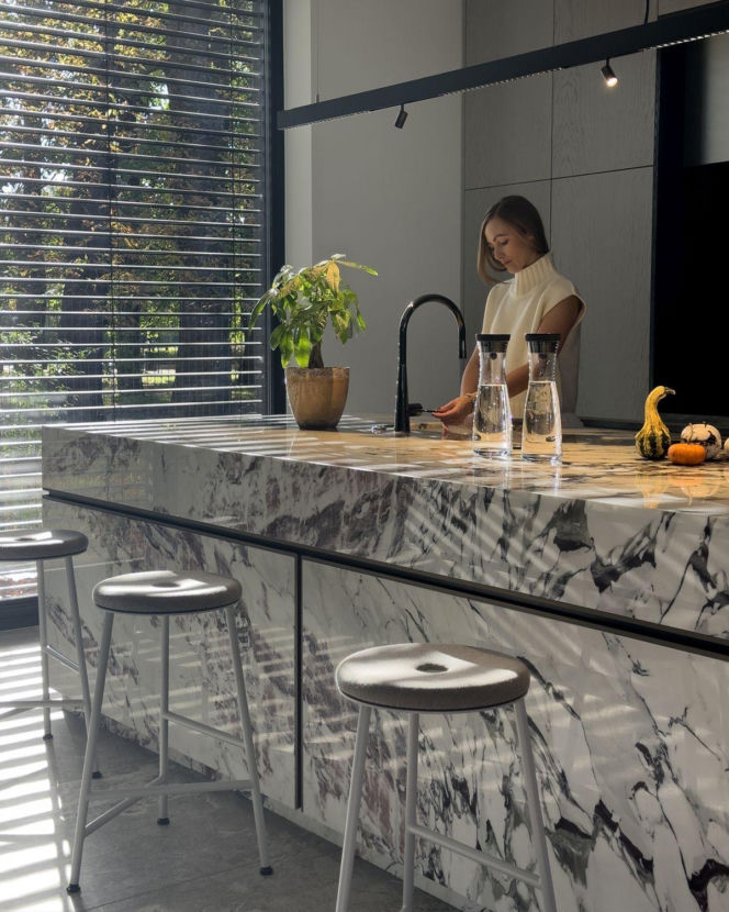 Forrest House to współczesna willa miejska autorstwa JABRAARCHITECTS, zaprojektowana na styku architektury i krajobrazu
