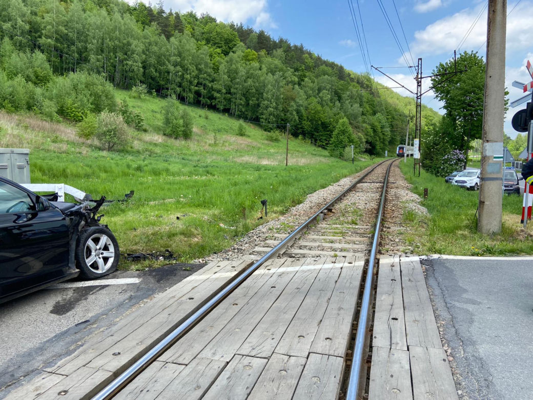 Wjechał wprost pod pociąg i odbił się od lokomotywy! Nagłe hamowanie zapobiegło tragedii 